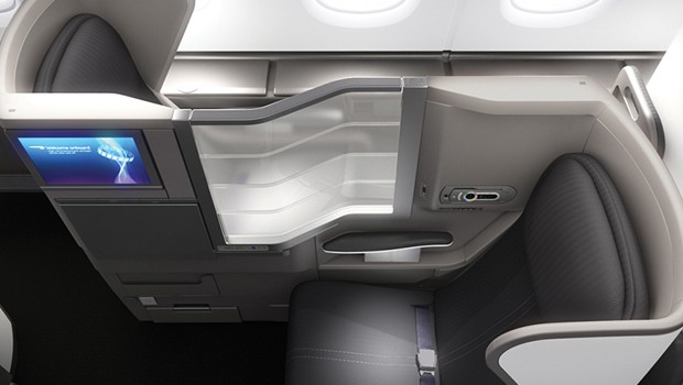 Hinter der First kommt die Business-Klasse. Sie nennt British Airways Club World. Die Sitze mit 185 Zentimeter Beinfreiheit lassen sich in vollflache Betten umwandeln. Insgesamt 97 Sitze bieten die Briten in der Klasse an - 53 davon auf dem Oberdeck.