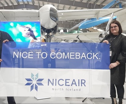 Niceair-Gründer Martin Michael (rechts) und XXX Pressechefin vom Flughafen Akureyri (links): Ab Februar gibt es wieder Verbindungen nach Europa. 