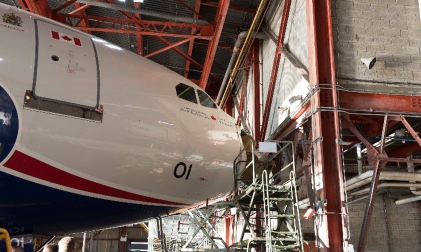 Autsch: Die Nase der CC-150 Polaris Nummer 01 knallte im Hangar in die Rückwand.