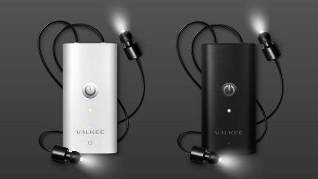 Sie sehen aus wie iPods, statt Musik kommt aber Licht aus den Ohstöpseln: Die Headsets von Valkee.