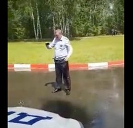 Ilyushin duscht Polizisten