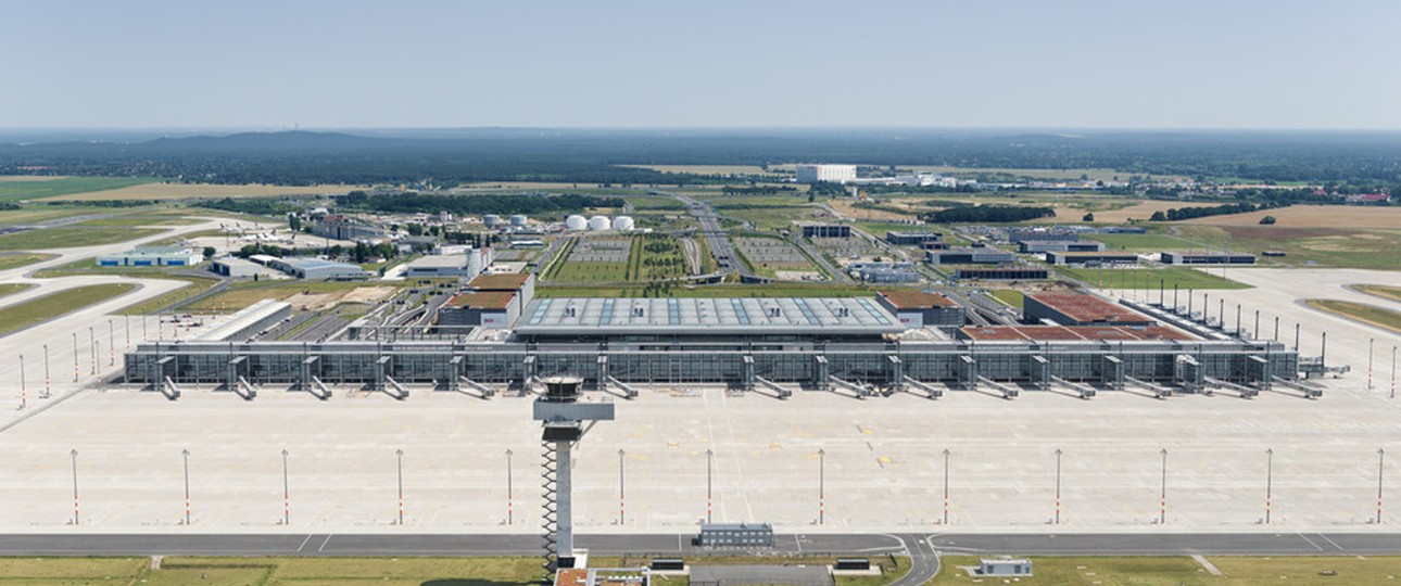 Flughafen BER: Kabel und die Brandmeldeanlage machen Probleme.