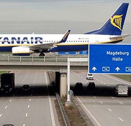Rollbrücke am Flughafen Flughafen Leipzig/Halle: Imposantes Bauwerk.