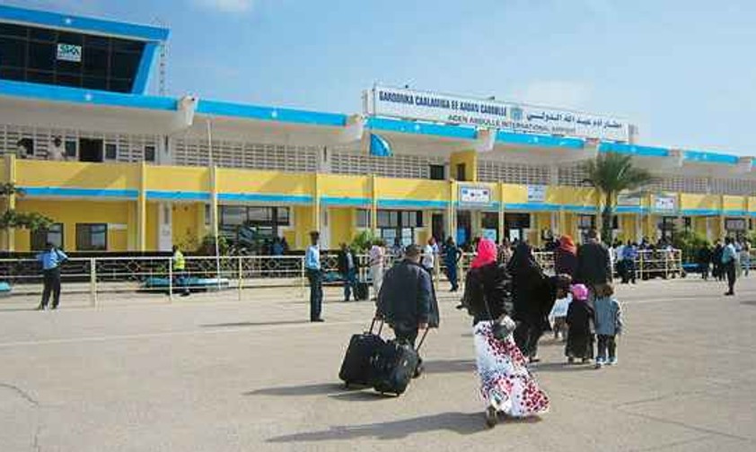 Flughafen Mogadischu: Der Luftraum hat ein Problem mit konkurrierenden Lotsen.
