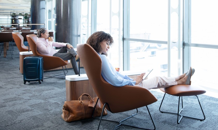 Die neue Lounge von United Airlines in Newark ist sehr hell.