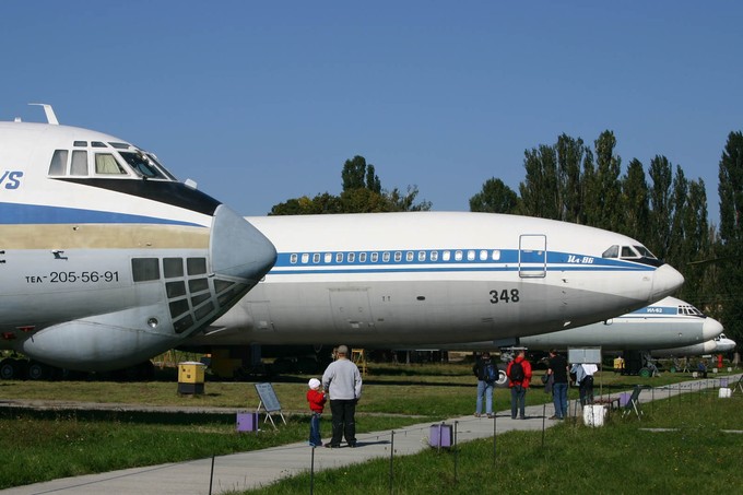 Besucher sehen sich die historischen Flugzeuge an.