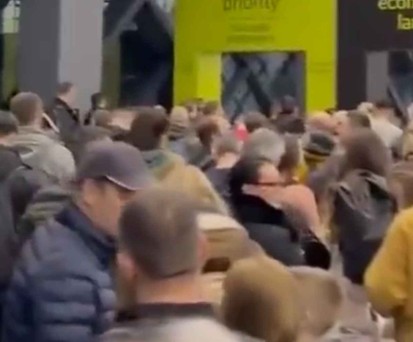 Chaos am Flughafen Belgrad: Am 21. Januar mischten sich ankommenden und abfliegende Reisende und alle mussten nochmal durch die Sicherheitskontrolle