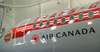 Neuer Airbus A220-300 von Air Canada mit historischer Bemalung: Der Jet hat einen kleinen Air-Canada-Schriftzug und ...