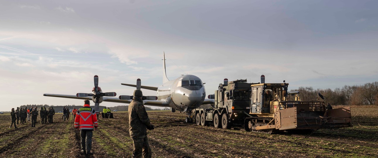 Schleppvorhaben P-3C Orion zum Aeronauticum: Das Flugzeug wurde 1,6 Kilometer weit über ein Feld gezogen.