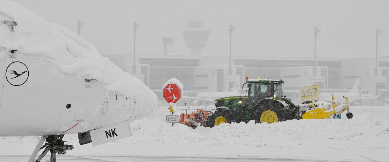 Schnee am Flughafen München (Archivbild): Sorgte im aktuellen Fall nachts für Probleme.