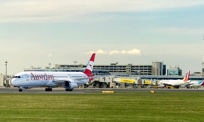 Boeing 787 in Austrian-Airlines-Lackierung in Wien: Die Lufthansa-Tochter bekommt neue Langstreckenjets.