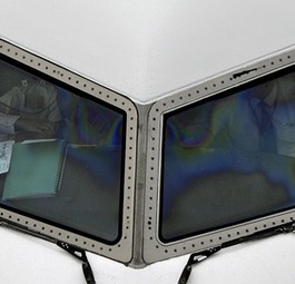 Cockpit von oben: Der erste Offizier sitzt von hier aus gesehen links.