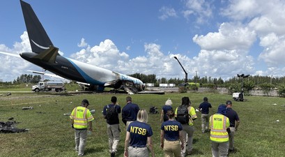 Ermittlerinnen und Ermittler des NTSB auf dem Weg zum Wrack: Sie werten nun alle verfügbaren Daten aus.