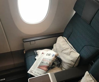 Das Interieur in der Premium Economy von Cathay Pacific wirkt sehr großzügig, modern und gestylt.