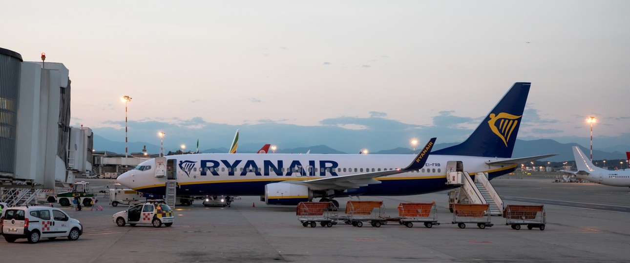 Hier der direkte Vergleich bei einer Boeing 737 von Ryanair: Vorne die schmale, hinten eine breitere Treppe. 