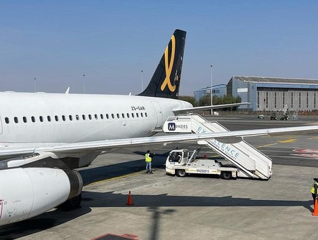 Der  aktuell älteste noch fliegenden Airbus A320: Das Flugzeug mit der Kennung ZS-GAR trögt die Lackierung von Lift.