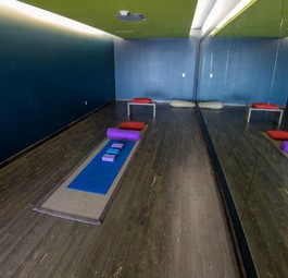Bereits fünf Flughäfen bieten ihren Gästen Räume an, in denen sie vor dem Flug Yoga praktizieren können. Hier der Yoga-Room des Flughafens San Francisco.