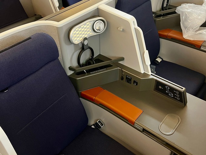 Der neue Business-Class-Sitz von Thompson: Die Kopfhörer sind mit einer Schraube fixiert.