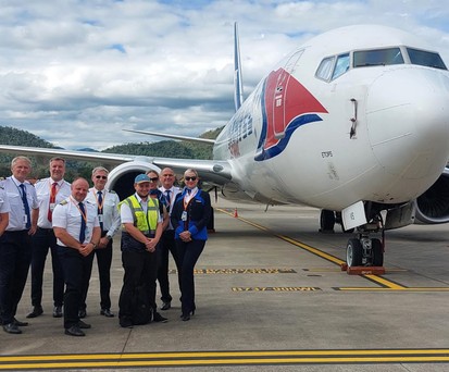 Crew des Fluges in Laos: Ein besonderes Erlebnis.