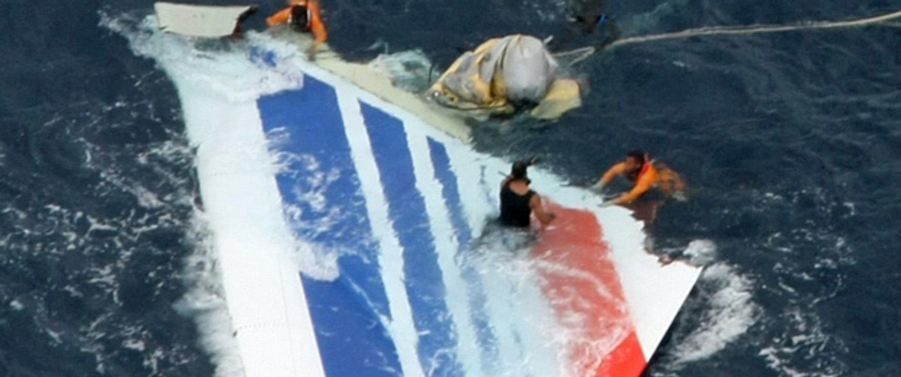 Rettungskräfte bergen die Heckflosse aus dem Meer (Archivbild vom Juni 2009): Keine Überlebenden.