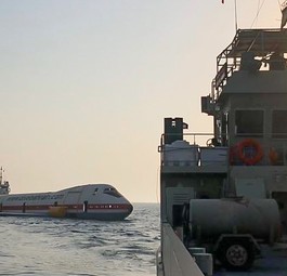 Boeing 747 von Dive Bahrain. Der ausrangierte Jumbojet wurde mit Schiffen in den Persischen Golf hinausgezogen.