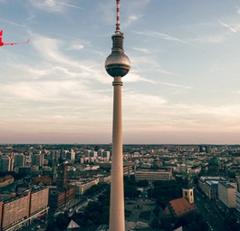 Play-Flieger über Berlin (Montage): Die neue isländische Fluglinie nimmt die deutsche Hauptstadt ins Visier.