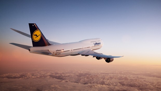 Deutschlands größte Airline Lufthansa besitzt zwar keine Dreamliner, aber neun Maschinen vom Typ 747-8. Man werde die Warnung umsetzen, aber die praktischen Auswirkungen seien gering, so Lufthansa. Schließlich fliege keiner freiwillig durch Gewitter.
