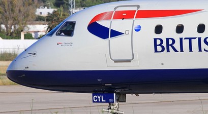 Embraer E190 von British Airways: Reisende mussten am 4. Januar acht Stunden in Amsterdam in dem Flugzeug ausharren.