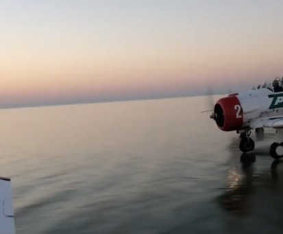 Auch Flugzeuge können Wasserski fahren