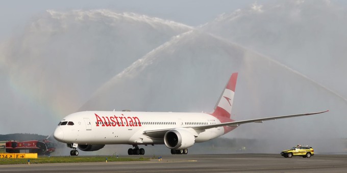 ... bekam der Flieger einen Wassersalut.