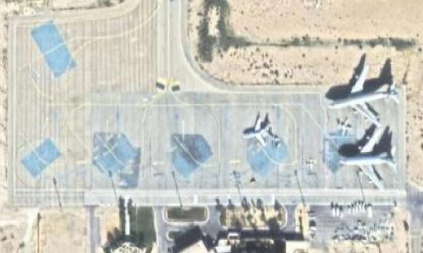 Flughafen Tozeur–Nefta in Tunesien: Rechts zu sehen sind die beiden Boeing 747.