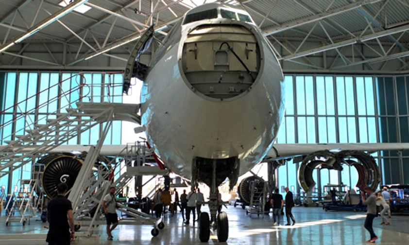Der Airbus A310 steht im 4000 Quadratmeter großen Hangar der Firma German Aircraft Maintenance am Flughafen Paderborn/Lippstadt.