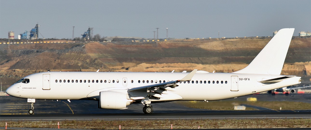 Airbus A220 von Egypt Air in neutraler Lackierung: Für Air Sinai unterwegs.