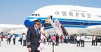 Kapitän des Airbus A380 nach der Landung: Der Superjumbo landete zu Testzwecken zum ersten Mal am neuen Airport von Peking.