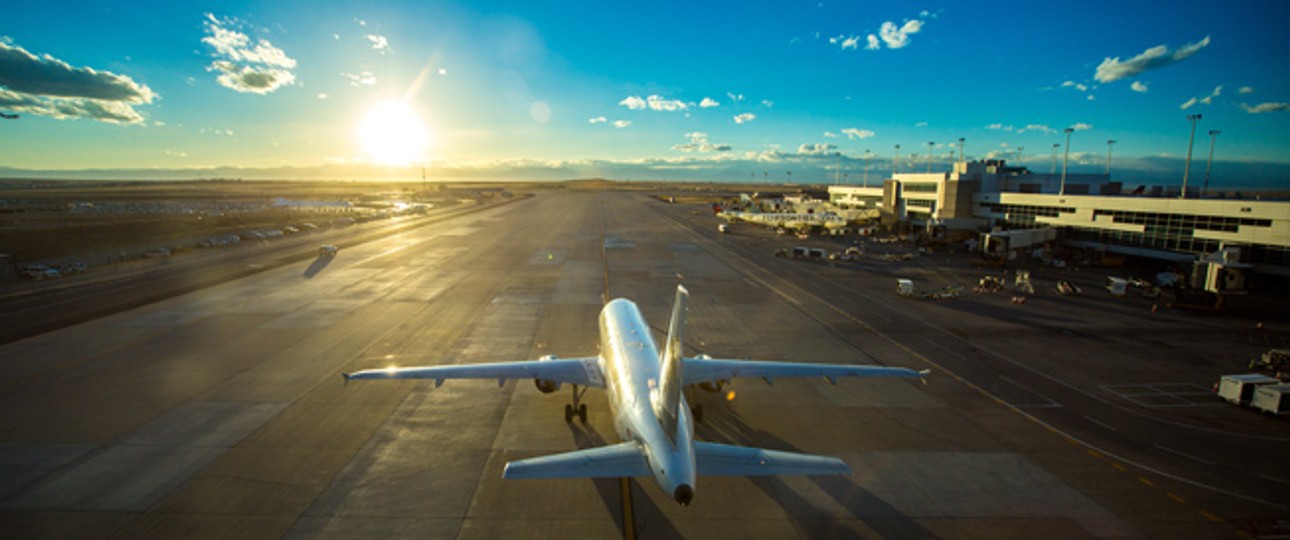 Flugzeug am Flughafen Denver: Die Airlines wollen mehr Platz.