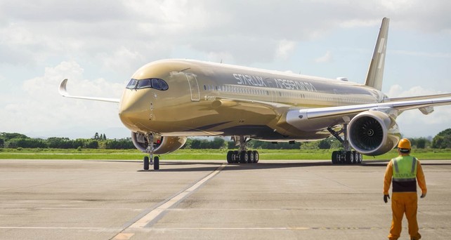 starlux airlines airbus a350 1000 gold air sorayama