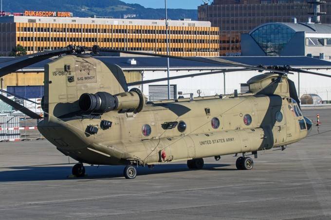 Ein CH-47 Chinook am Flughafen Genf. Der schwere Transporthubschrauber der US Army gehört zur Sicherheitsinfrastruktur rund um den G7-Gipfel im nahen Évian-les-Bains.