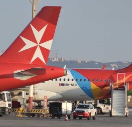 Zwei Jets von Air Malta: Das Bild zeigt die alte (hinten) und die neue Lackierung.