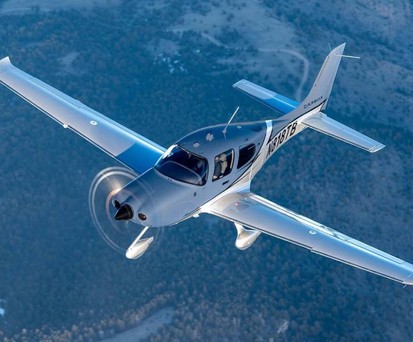 Ein Cirrus SR22 in der Luft: Motorhersteller Continental erklärt die Probleme.