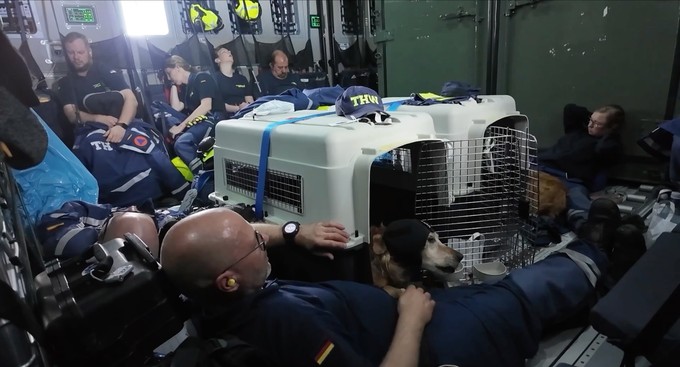 Bild aus dem Video des THW (s.u.): Mit Hunden an Bord des Airbus A400 M.
