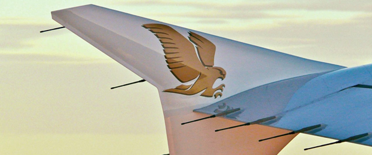 Wingtip einer Gulf-Air-Maschine: Die Airline muss sparen.