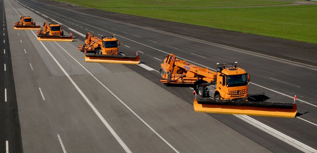 So sieht der automatisierte Schneeräum-Sattelzug aus, den Daimler zusammen mit dem Flughafen Frankfurt testen will.