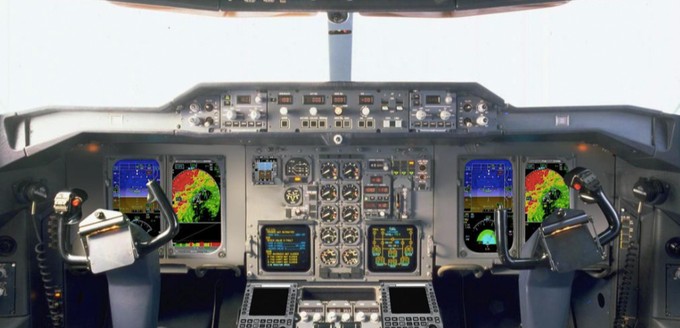 Gesamtansicht des modernisierten Cockpits: LCD-Bildschirme werden künftig die Cockpit der A300 bei UPS bestimmen. Lediglich die Triebwerksanzeigen in der Mitte verbleiben analog.