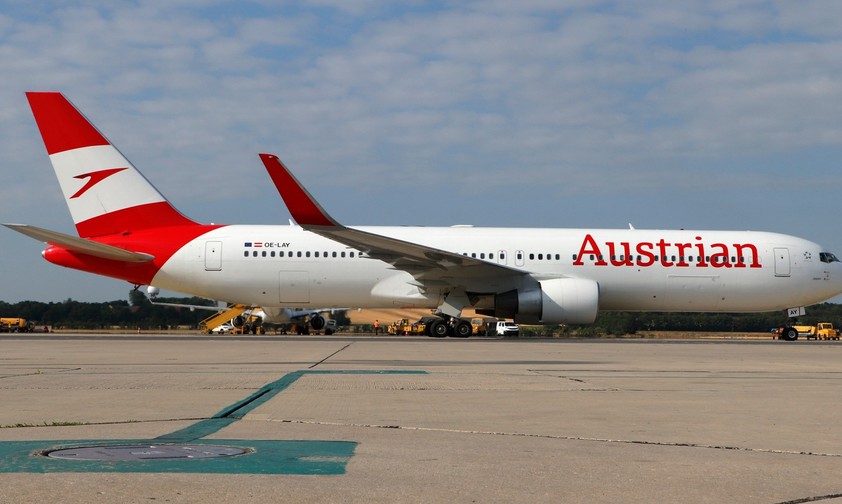 OE-LAY: Die Boeing 767 von Austrian Airlines übernimmt den Abschiedsflug.