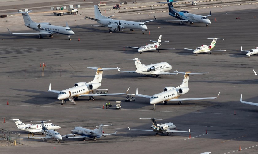 Businessjets und Kleinflugzeuge auf einem US-Airport: Der Haushaltsstreit hat jetzt auch Auswirkungen auf die Allgemeine- und Geschäftsluftfahrt.