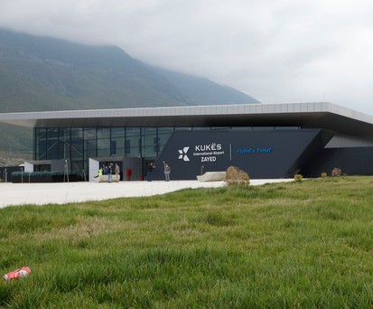 Terminalgebäude von Kukes: Glas und Beton inmitten der Berglandschaft.