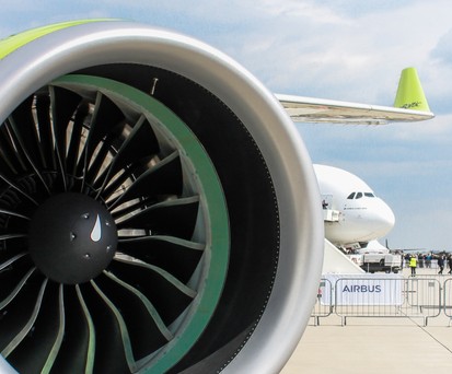 Pratt &amp; Whitney PW1500G an einem Airbus A220: Viele Airlines weltweit müssen ihre Flugzeuge wegen Triebwerksproblemen am Boden lassen.