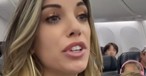 Missionarin Whitney Lynn spricht im Flugzeug von Alaska Airlines: Die Crew fühlte sich nicht  wohl dabei.