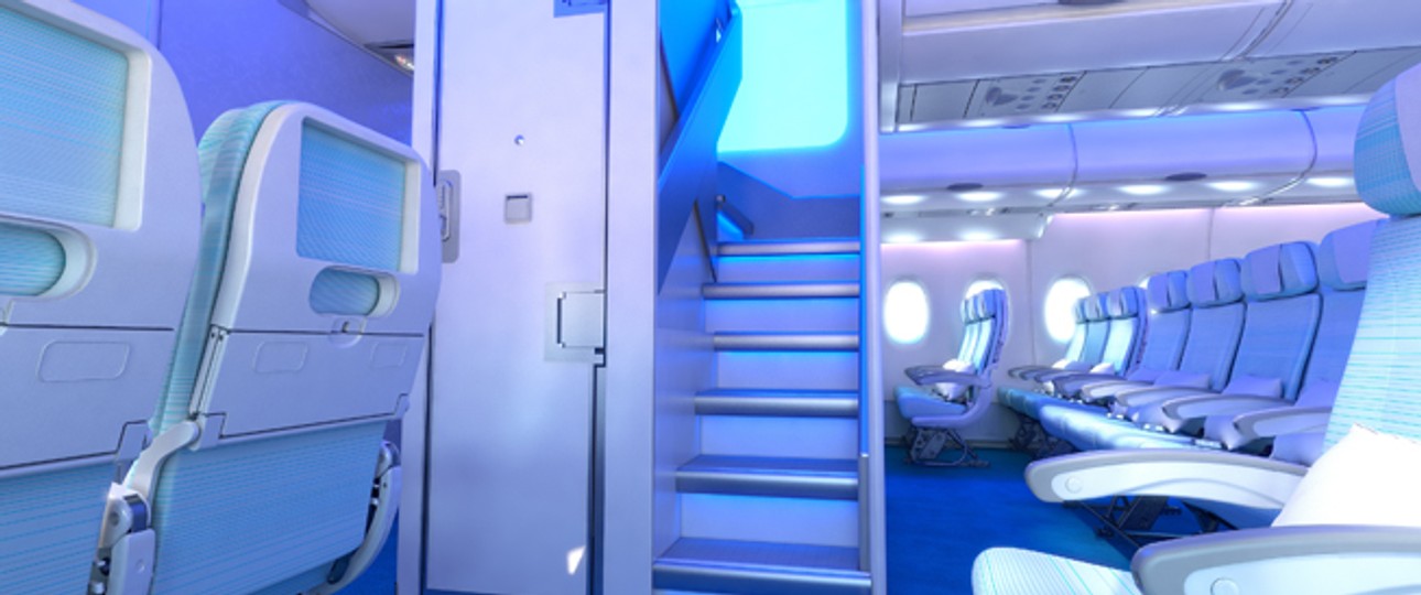 Airbus erhöht die Sitzplatzzahl im Airbus A380 um rund 80 Sitze. Dazu bietet der Flugzeugbauer sechs Module an. Das erste ist ein neues Treppen-Konzept: New Forward Stairs nennt Airbus die Änderung, die Platz für 20 weitere Passagiere bringen soll.
