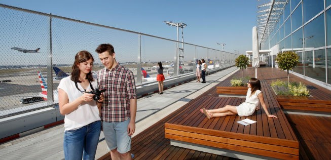 «Was ist das da für ein Fleck auf dem Bild, Finn» - «Der Maschendrahtzaun, Anna»: Spotter freut die neue Frankfurter Terrasse nicht.
